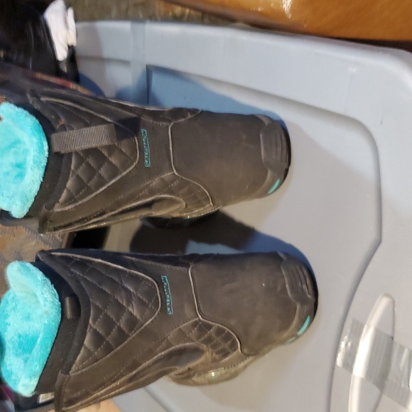 Black and Teal Snowboard Boots - Picture 5 of 11